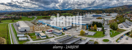 Slovenska Bistrica, Slowenien - Nov 8 2019: Luftaufnahme von impol Aluminium Fabrik, Heavy Metall verarbeitenden Werk in Slovenska Bistrica, Slowenien Stockfoto