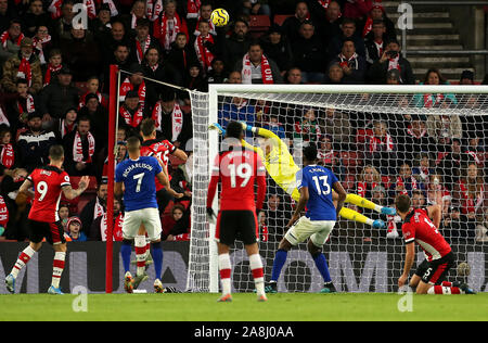 Everton Torwart Jordanien Pickford macht eine von Southampton James Ward-Prowse free kick (nicht abgebildet) während der Premier League Spiel im St. Mary's Stadium, Southampton sparen. Stockfoto