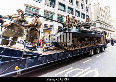 Zweiten Weltkrieg tank auf Tieflader und Re-enactors auf Des Herrn Bürgermeister Show Parade in der Stadt London, UK. Stockfoto