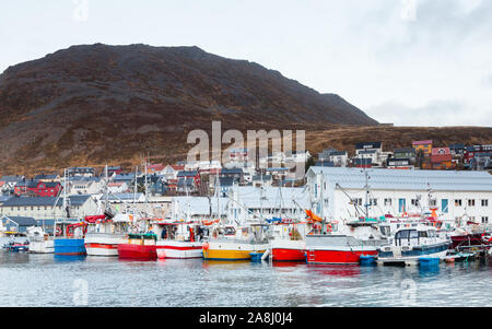 Ein Blick auf die Boote in Honningsvag harborz vertäut. Hudiksvall ist eine Stadt im Norden von Norwegen. Stockfoto