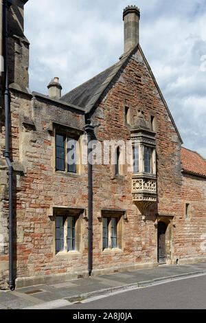 1, St Andrew Street, Teil von Vicar's Close, Wells, Somerset, UK erbaut 1363 mit gekrönten Schornsteinen von 1470 Stockfoto