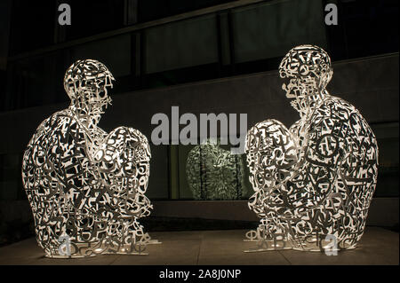 Paul Allen's Brain Science Institute mit Stahl zahlen sitzen Gesicht in South Lake Union, Downtown Seattle, Künstler Jaume Plensa zu Gesicht Stockfoto