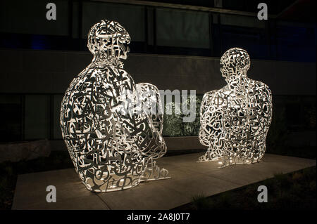 Paul Allen's Brain Science Institute mit Stahl zahlen sitzen Gesicht in South Lake Union, Downtown Seattle, Künstler Jaume Plensa zu Gesicht Stockfoto