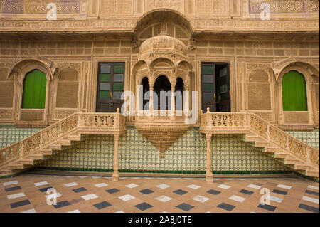 Jaisalmer, Rajasthan, Indien - 21. August 2011: Fassade des Fort Rajwada Hotel, einem berühmten Haveli (Palast) in Jaisalmer Downtown Stockfoto