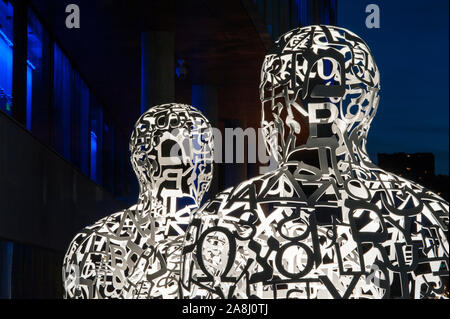 Paul Allen's Brain Science Institute mit Stahl zahlen sitzen Gesicht in South Lake Union, Downtown Seattle, Künstler Jaume Plensa zu Gesicht Stockfoto