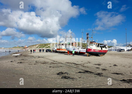 Fischerboote auf dem sandigen Strand an der kleinen Stadt Løkken durch die Nordsee in Vendsyssel Nordjylland Dänemark Europa Stockfoto
