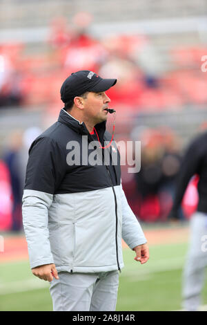 Columbus, Ohio, USA. November 9, 2019: Ohio State Buckeyes Haupttrainer Ryan Tag während der Vorwärmungen arbeiten mit dem Empfänger vor an den NCAA Football Spiel zwischen dem Maryland Dosenschildkröten & Ohio State Buckeyes am Ohio Stadium in Columbus, Ohio zum Start. JP Waldron/Cal Sport Media Stockfoto