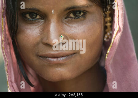 Pahalgam, Jammu und Kaschmir, Indien - August 02, 2011: Schöne Rajasthani Frau Schwitzen in einem warmen Tag Stockfoto