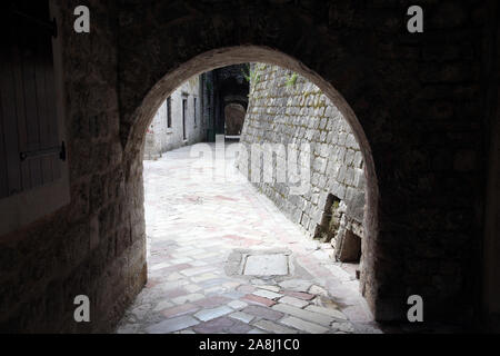 Antike arch weg auf einem Kotor in Montenegro Stockfoto