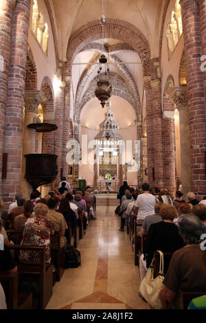 Masse für Pilgern in der Kathedrale von Saint Tryphon in Kotor Stockfoto