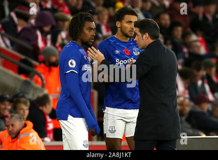 Everton manager Marco Silva (rechts) spricht mit Alex Iwobi und Dominic Calvert-Lewin während der Premier League Spiel im St. Mary's Stadium, Southampton. Stockfoto