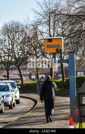 Autos fahren vorbei an einer Kamera in Stoke-on-Trent, verlangsamen, wie Sie die Kamera Pass, sicheres Fahren Stockfoto