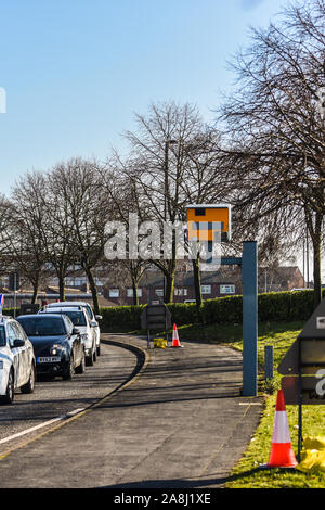 Autos fahren vorbei an einer Kamera in Stoke-on-Trent, verlangsamen, wie Sie die Kamera Pass, sicheres Fahren Stockfoto