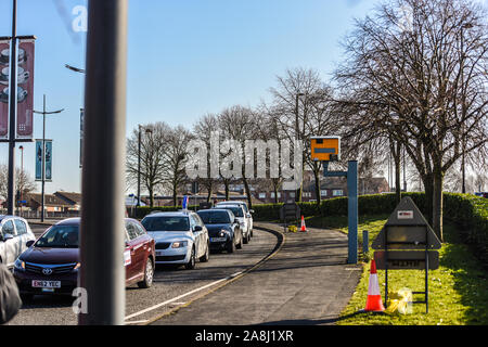 Autos fahren vorbei an einer Kamera in Stoke-on-Trent, verlangsamen, wie Sie die Kamera Pass, sicheres Fahren Stockfoto