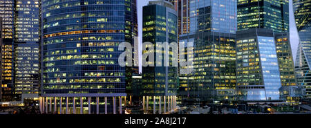 Stadt Moskau International Business Center Hochhaus Gebäude mit Panoramafenstern Nacht anzeigen Stockfoto