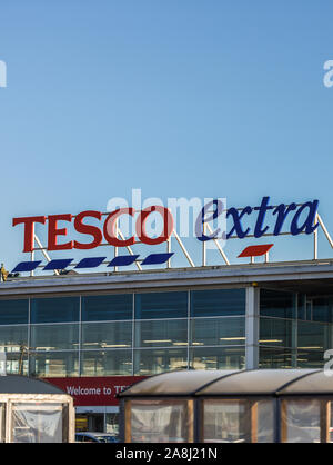 Tesco Extra an der lokalen Business Park in unmittelbarer Nähe der Innenstadt von Hanley, Stoke-on-Trent, Staffordshire, Tesco Supermarkt Stockfoto