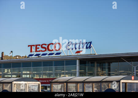 Tesco Extra an der lokalen Business Park in unmittelbarer Nähe der Innenstadt von Hanley, Stoke-on-Trent, Staffordshire, Tesco Supermarkt Stockfoto