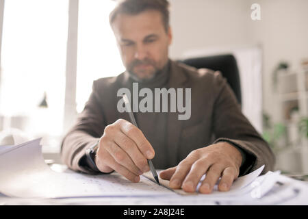 Hand des Architekten mit Bleistift und Lineal zeichnen Linie, während die Skizze Stockfoto