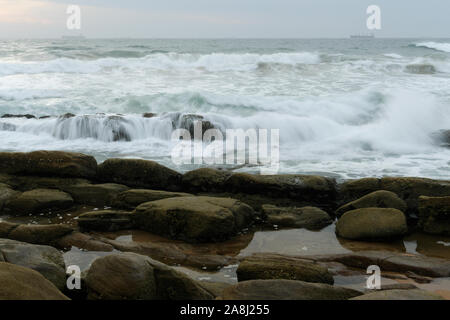 Durban, Südafrika, Bewegungsunschärfe, Wellen, die über Felsen, Flut, Umhlanga Rocks Beach, Landschaft, Schönheit in der Natur Stockfoto