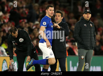 Everton manager Marco Silva (Mitte) beauftragt Michael Keane während der Premier League Spiel im St. Mary's Stadium, Southampton. Stockfoto