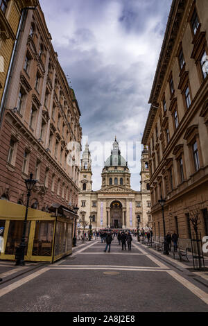 Typischer Tag im St. Stephens Square in Budapest, Ungarn. Zentriert die berühmte Kirche St. Stephans Basilika eine Römisch-katholische Basilika erbaut. Stockfoto