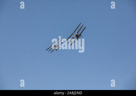 Fokker und Sopwith Tai-Flugzeuge - Deutsch und Englisch - Scheinhund kämpfen gegen blauen Himmel Stockfoto