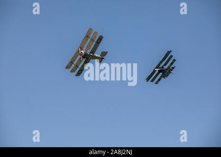 Fokker und Sopwith Tai-Flugzeuge - Deutsch und Englisch - Scheinhund kämpfen gegen blauen Himmel Stockfoto