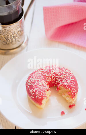 Frische Krapfen serviert auf einer Platte am weißen Tisch Stockfoto