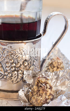 Bonbons in Schokolade und eine Tasse Kaffee das Alte - Halter Stockfoto