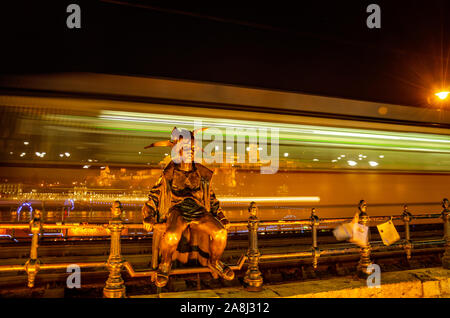 Lange Belichtung Blick auf die Statue der kleinen Prinzessin in Budapest, Ungarn. Stockfoto