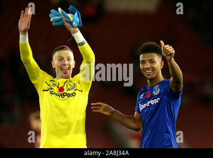 Everton Torwart Jordanien Pickford (links) und Mason Holgate feiert nach dem letzten während der Premier League Spiel im St. Mary's Stadium, Southampton Pfeifen. Stockfoto