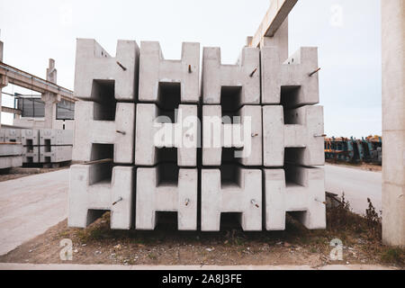 Flache Tiefenschärfe (selektive Fokus) Bild mit verstärktem Beton in der Bauindustrie, in einer Fabrik. Stockfoto