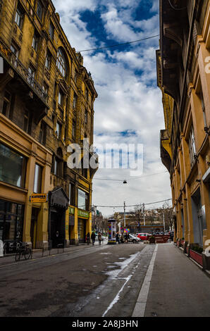 Touristen und Besucher auf Vaci Utca, die Haupteinkaufsstrasse in Budapest, Ungarn. Stockfoto