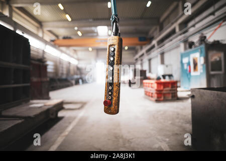 Flache Tiefenschärfe (selektive Fokus) Bild mit einer abgenutzten ausgesetzt Industrial Control Panel mit Switches in einer Fabrik. Stockfoto