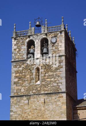 TORRE DE LA IGLESIA PARROQUIAL DE RIAZA - SIGLO XVI. Lage: Iglesia Parroquial DE NUESTRA SEÑORA DEL MANTO. RIAZA. SEGOVIA. Spanien. Stockfoto