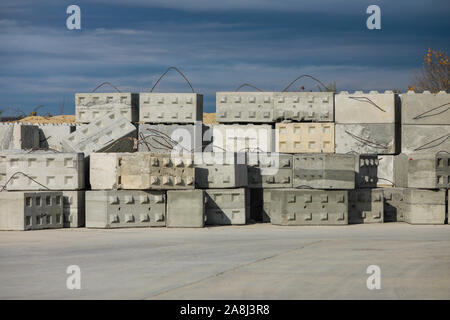 Flache Tiefenschärfe (selektive Fokus) Bild mit Stahl entwickelt für Stahlbeton, in einer Fabrik. Stockfoto