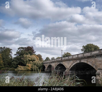 Die Serpentine Brücke in Kensington Gardens, London, UK. Stockfoto