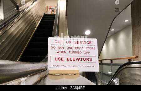 New York, USA. 08 Nov, 2019. Eine Rolltreppe im Hauptgebäude der Vereinten Nationen UN-ausgeschaltet ist. Weil viele Länder noch nicht ihren Mitgliedsbeitrag bezahlt haben, hat die UNO knapp bei Kasse seit Oktober. Das ist der Grund, warum der Strom für die Fahrtreppen im New Yorker UN-Hochhaus ist jetzt auch gespeichert werden. Credit: Benno Schwinghammer/dpa/Alamy leben Nachrichten Stockfoto