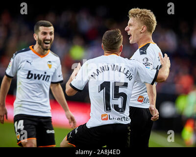 Mestalla, Valencia, Spanien. Mestalla, Valencia, Spanien. 9 Nov, 2019. Liga Fußball, Valencia, Granada, Daniel Wass von Valencia CF feiert mit Jose Gaya und Manu Vallejo von Valencia CF nach zählen in Minute 73' das erste Tor für seine Mannschaft (1-0) - Redaktionelle Verwendung Credit: Aktion plus Sport/Alamy Live News Credit: Aktion Plus Sport Bilder/Alamy leben Nachrichten Stockfoto