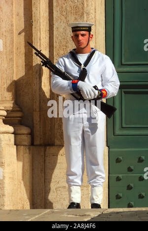 Marine Soldaten vor dem Palazzo Montecitorio auf der Piazza Montecitorio in der Altstadt von Rom. Sitz des Vertreters Kammer des Italienischen Stockfoto