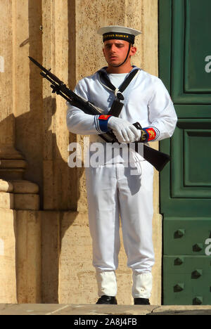 Marine Soldaten vor dem Palazzo Montecitorio auf der Piazza Montecitorio in der Altstadt von Rom. Sitz des Vertreters Kammer des Italienischen Stockfoto