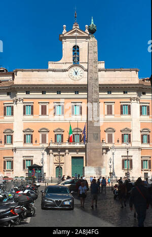 Palazzo Montecitorio auf der Piazza Montecitorio mit alten ägyptischen Obelisken in Rom. Sitz des Vertreters Kammer des Italienischen Parlaments - Stockfoto