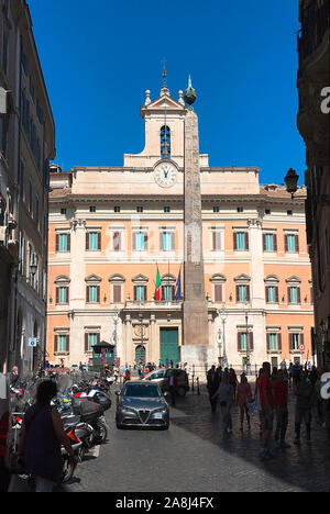 Palazzo Montecitorio auf der Piazza Montecitorio mit alten ägyptischen Obelisken in Rom. Sitz des Vertreters Kammer des Italienischen Parlaments - Stockfoto