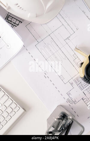 Blaupause mit Engineering Skizze und andere Verbrauchsmaterialien für Arbeit des Architekten Stockfoto