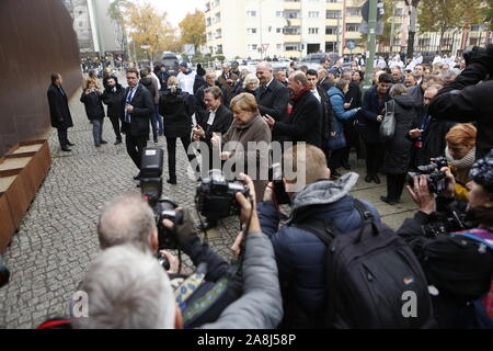 Berlin, Deutschland. 9 Nov, 2019. Berlin: Das Foto zeigt Bundeskanzlerin Angela Merkel gemeinsam mit Bundespräsident Dr. Frank-Walter Steinmeier und die Staats- und Regierungschefs der vier Visegrád-Staaten Polen, Slowakei, Tschechische Republik, Ungarn Beleuchtung Kerzen in der Nationalen Gedenkstätte für die Opfer der kommunistischen Gewaltherrschaft in der Bernauer Straße in Berlin Mitte. (Foto von Simone Kuhlmey/Pacific Press) Quelle: Pacific Press Agency/Alamy leben Nachrichten Stockfoto