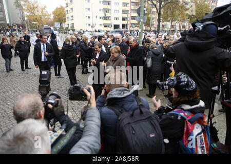 Berlin, Deutschland. 9 Nov, 2019. Berlin: Das Foto zeigt Bundeskanzlerin Angela Merkel gemeinsam mit Bundespräsident Dr. Frank-Walter Steinmeier und die Staats- und Regierungschefs der vier Visegrád-Staaten Polen, Slowakei, Tschechische Republik, Ungarn Beleuchtung Kerzen in der Nationalen Gedenkstätte für die Opfer der kommunistischen Gewaltherrschaft in der Bernauer Straße in Berlin Mitte. (Foto von Simone Kuhlmey/Pacific Press) Quelle: Pacific Press Agency/Alamy leben Nachrichten Stockfoto