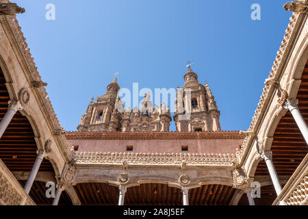 Kunstvolle Steinschnitzereien auf der Casa de la Conchas oder Muscheln rund um den Innenhof mit Clericia Kirche in Salamanca Stockfoto