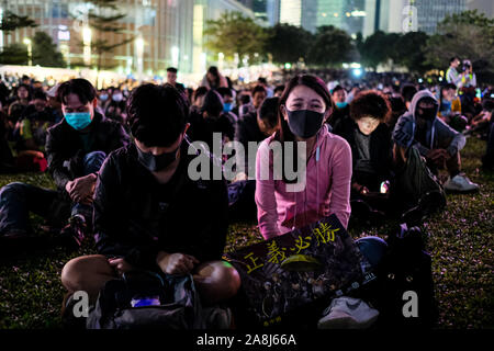 Hongkong, China. 9 Nov, 2019. Zehntausende von Hong Kongers teilnehmen, während einer Kundgebung an Tamar Memorial Park in Hongkong der Tod eines 22 Jahre alten Universität Student Alex Chow Tsz Lok, die von einer schweren Hirnverletzung bei einem Sturz am November gestorben 4. Als die Polizei skirmished mit Demonstranten am vergangenen Wochenende zu trauern. Er war in kritischem Zustand verlassen und starb, nachdem er einen Herzstillstand am Freitag. Credit: Keith Tsuji/ZUMA Draht/Alamy leben Nachrichten Stockfoto