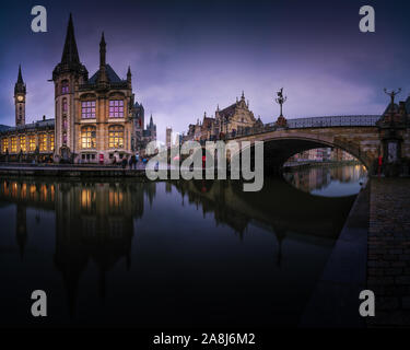 Panoramablick von Gent in einer regnerischen Winter Abend. City Lights, Menschen mit Sonnenschirmen. Reflexion über Lys River. St Michael's Bridge. Stockfoto