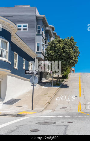 San Francisco, typische bunte Häuser in Telegraph Hill, mit Außentreppe Stockfoto
